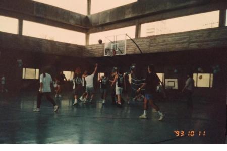 Año 1993 - Partido entre padres durante el encuentro de minibasket
